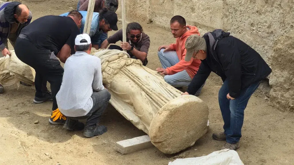 Laodikeia Antik Kenti’nde 2 Metrelik Athena Heykeli Keşfedildi